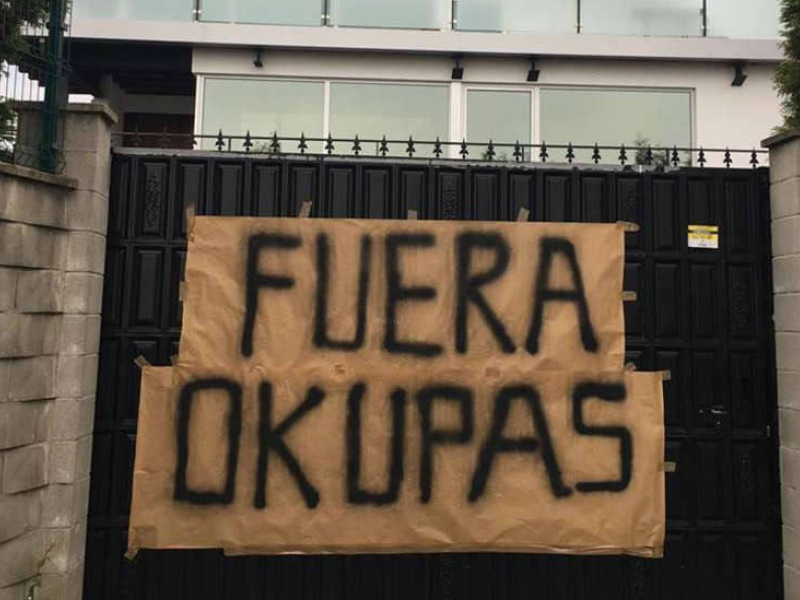 Pancarta contra los okupas