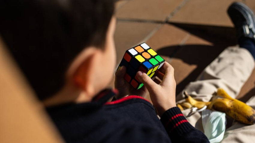 Una persona resolviendo un cubo de rubik