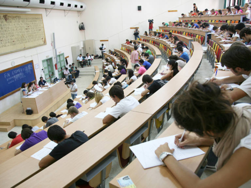 Estudiantes universitarios