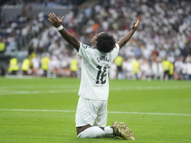 MADRID, 25/08/2024.- El delantero brasileño del Real Madrid Endrick celebra el gol marcado ante el Real Valladolid, tercero para el equipo, durante el partido de la segunda jornada de Liga que Real Madrid y Real Valladolid disputan esta tarde en el estadio Santiago Bernabéu. EFE/Borja Sánchez-Trillo