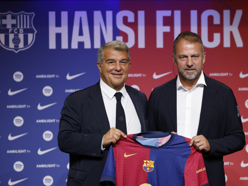 Hansi Flick junto a Joan Laporta