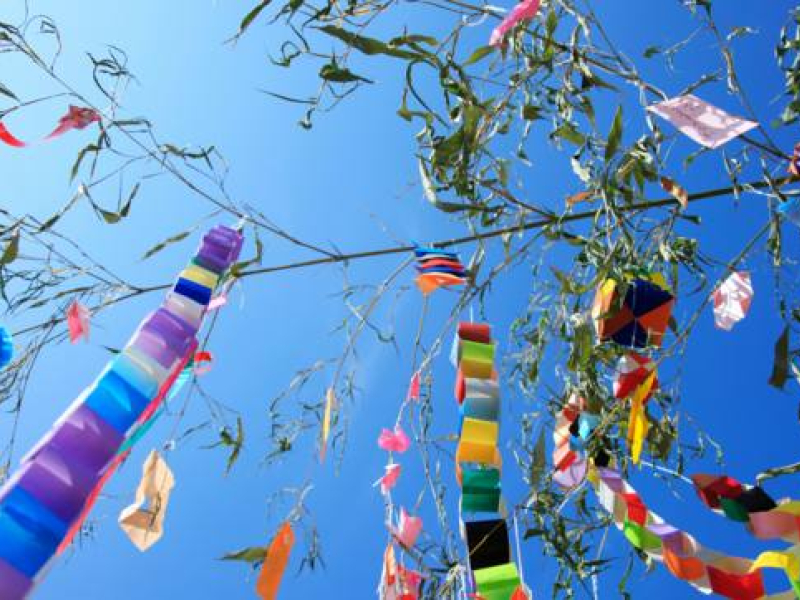 La decoración de un pueblo durante unas fiestas