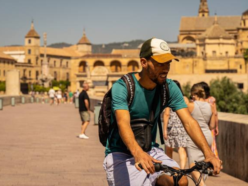 Una persona en bicicleta