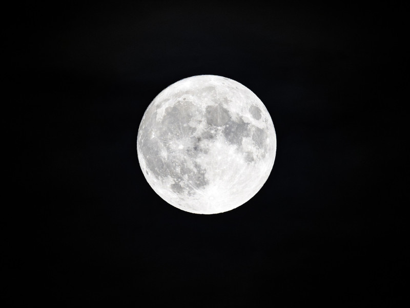 Vista de la superluna azul, a 30 de agosto de 2023, en Madrid