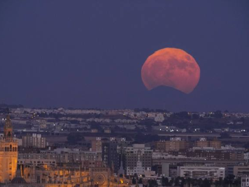 Una imagen de la superluna en Sevilla