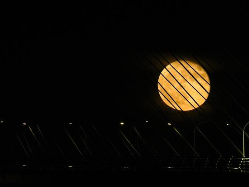 Vista de la superluna desde el puente de la Constitución en Cádiz