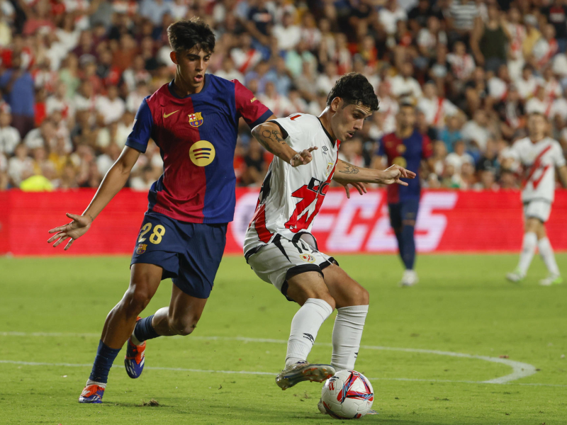 Marc Bernal persigue a Sergio Camello en el Rayo Vallecano - FC Barcelona