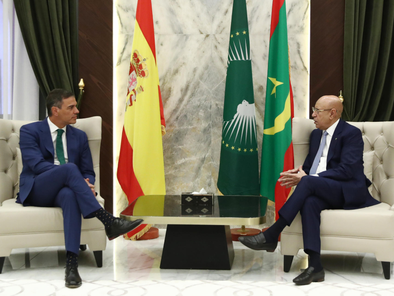 El presidente del Gobierno, Pedro Sánchez, con el presidente de la República Islámica de Mauritania, Mohamed Cheikh El Ghazouani