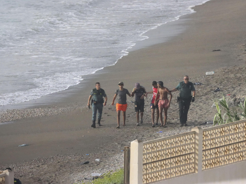 Continúan llegando a nado marroquíes a la playa del Tarajal, en Ceuta, aprovechando la densa niebla, este martes