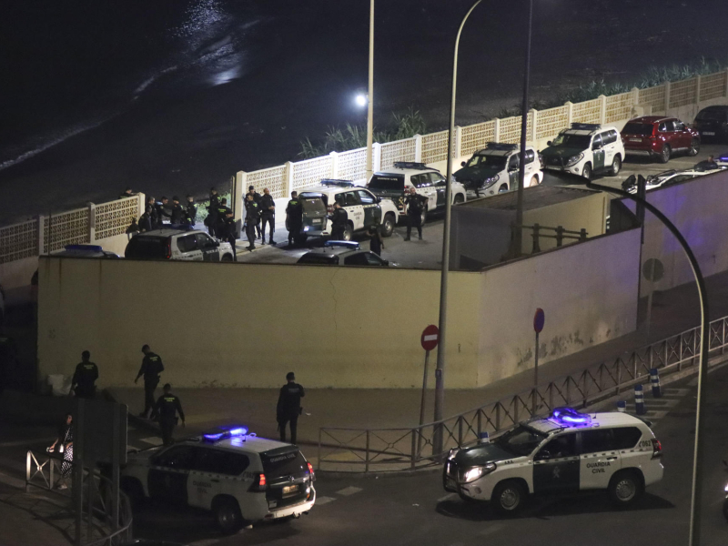 La playa del Tarajal durante la llegada de un grupo indeterminado de niños y adultos migrantes procedentes de Marruecos