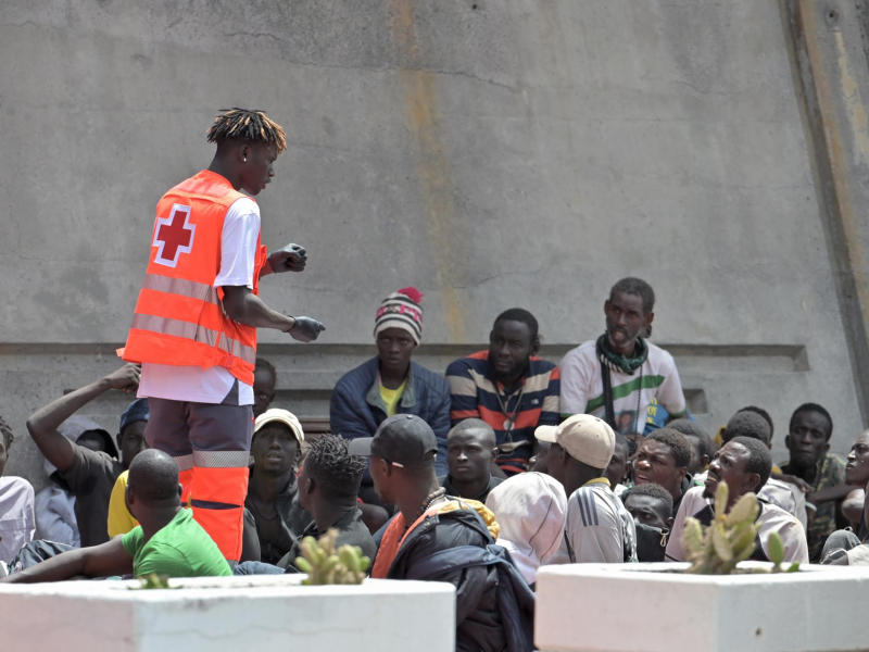 Migrantes tras llegar a tierra en El Hierro atendidos por la Cruz Roja