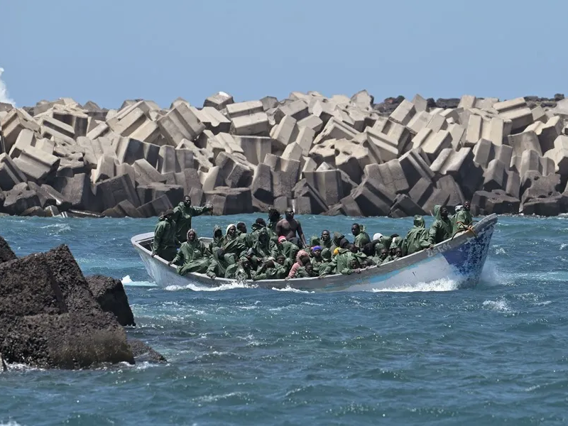 Cayuco con migrantes a bordo