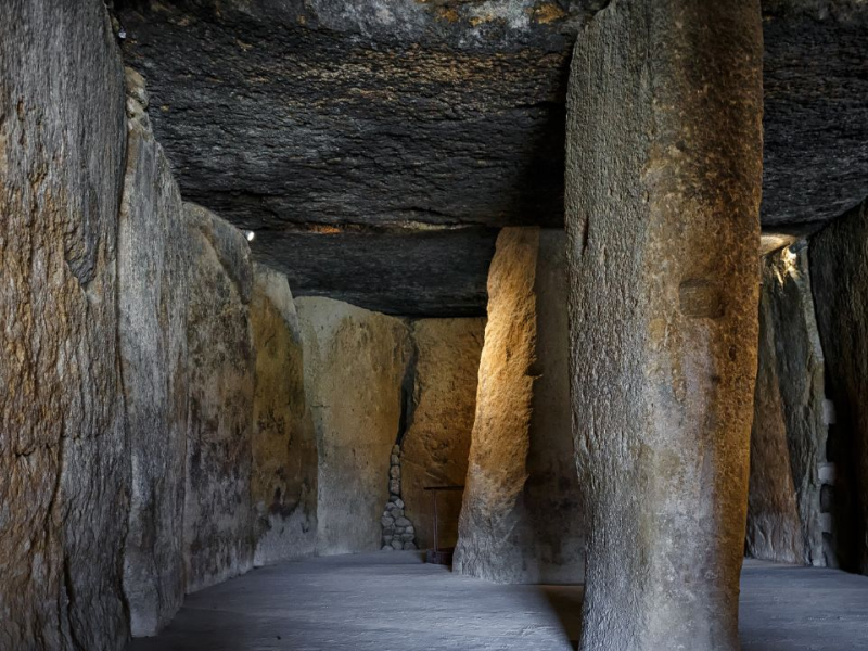 Interior del dolmen de Menga