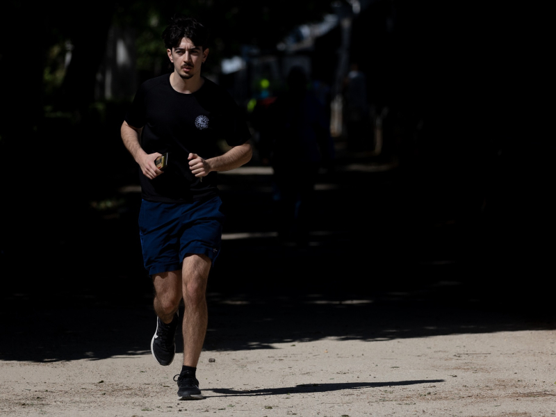 Una persona corriendo en el Parque de El Retiro