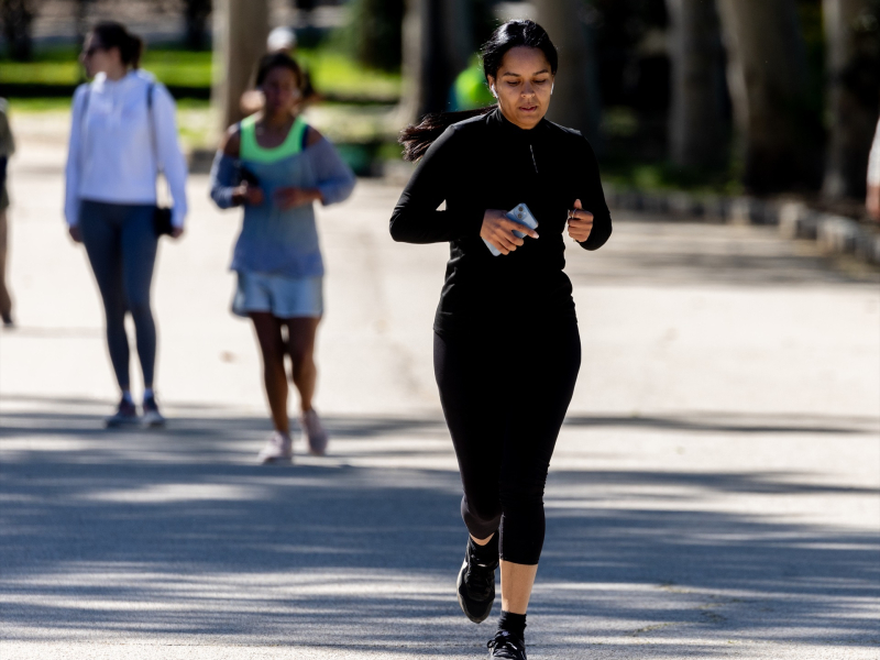 Una joven corre por Madrid