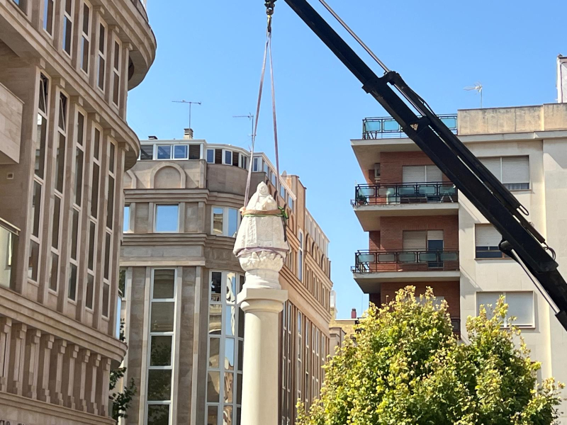 Imagen de la Virgen de los Llanos en el momento de depositarla en la plaza de nuevo