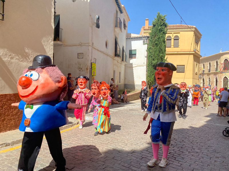 Los tradicionales Gigantes y Cabezudos toman las calles de Guadix en la Pública de las Fiestas