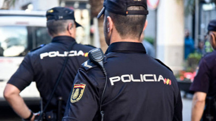 Los policías han conseguido recuperar y devolver a sus legítimos propietarios un ordenador personal, una cámara fotográfica, una videoconsola, tres móviles de alta gama, media docena de relojes, un casco integral, unas zapatillas deportivas, dinero en metálico y varias piezas de joyería entre otros