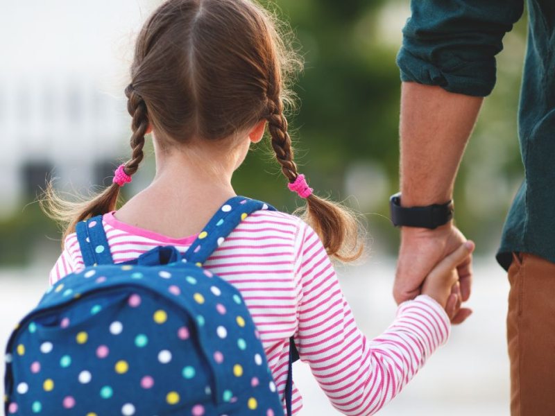 Niña de camino al colegio