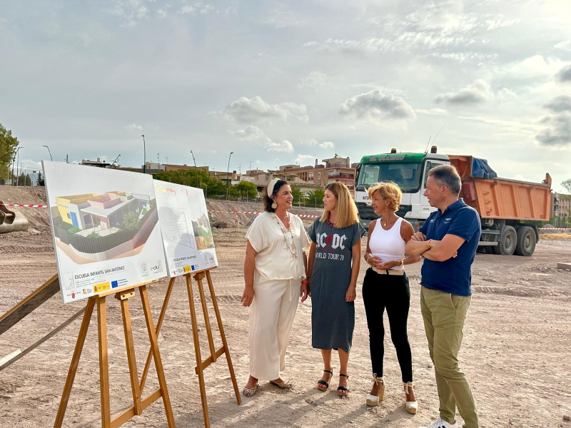 El alcalde de Lorca, Pencho Gil, visitando las obras de la nueva escuela infantil de Lorca