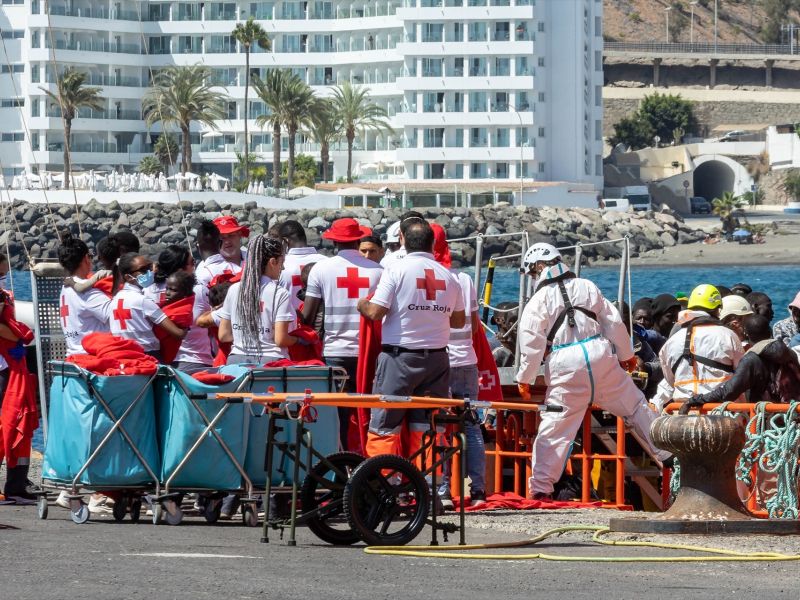 Varios migrantes son atendidos por los Servicios de Emergencias en el Muelle de Arguineguín