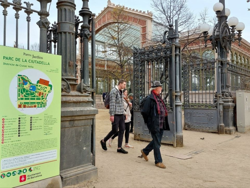 Personas pasean por un parque de Barcelona