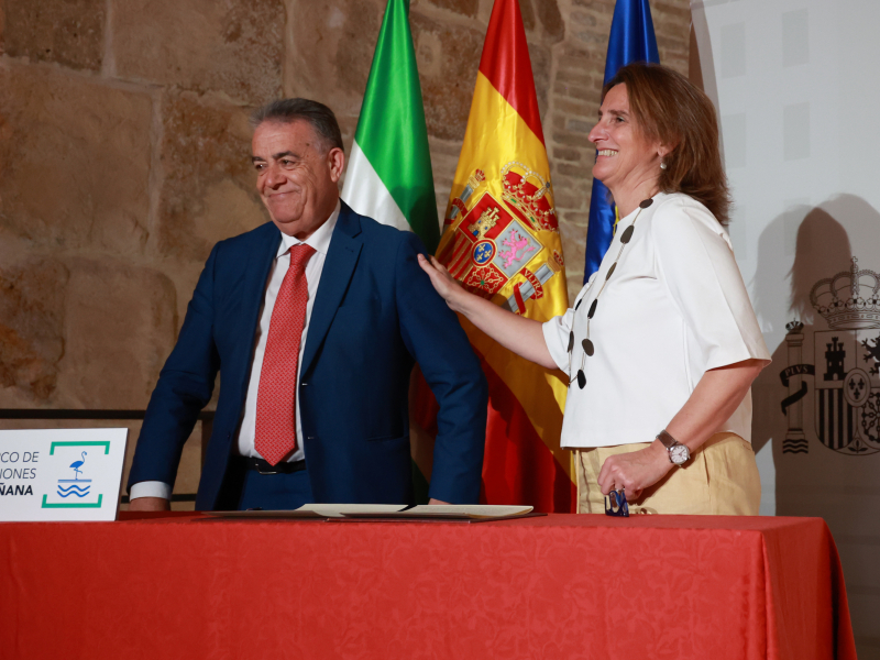 La ministra para la Transición Ecológica y el Reto Demográfico, Teresa Ribera, durante el acto de firma del Acuerdo con Doñana. A 13 de mayo de 2024, en Sevilla (Andalucía, España). La vicepresidenta tercera del Gobierno y ministra para la Transición Ecológica y el Reto Demográfico, Teresa Ribera, y el consejero de Sostenibilidad, Medio Ambiente y Economía Azul, Ramón Fernández-Pacheco han participado en el acto de firma con los 14 ayuntamientos del entorno de Doñana para el reparto de los 70 millones correspondientes al Marco de actuaciones para el desarrollo territorial sostenible del área de influencia del espacio natural.
Rocío Ruz / Europa Press
(Foto de ARCHIVO)
13/5/2024