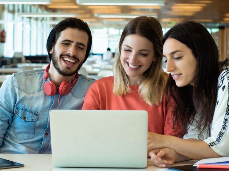 Estudiantes de la universidad en grupo