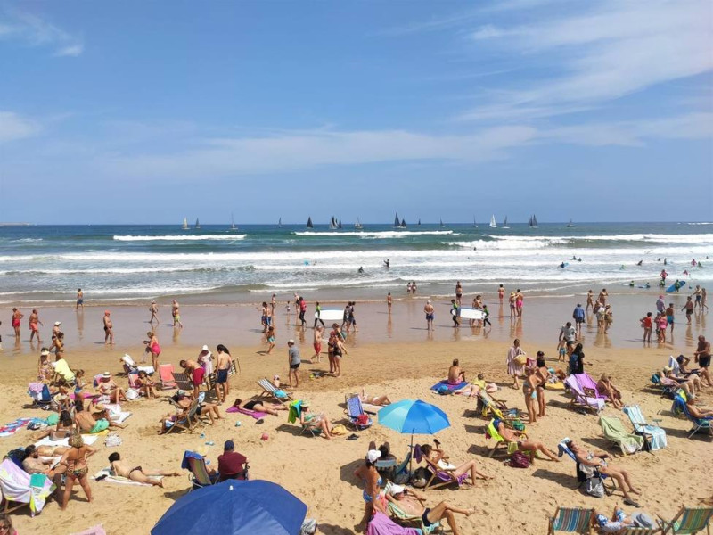 La Playa de San Lorenzo durante un día de sol este verano