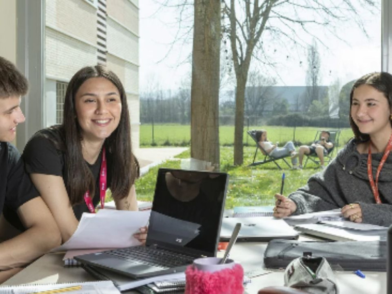 Estudiantes en la residencia RESA Los Abedules