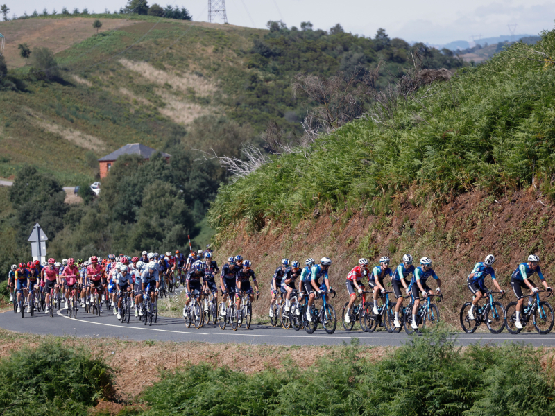 El pelotón ciclista durante la decimotercera etapa de la Vuelta ciclista a España