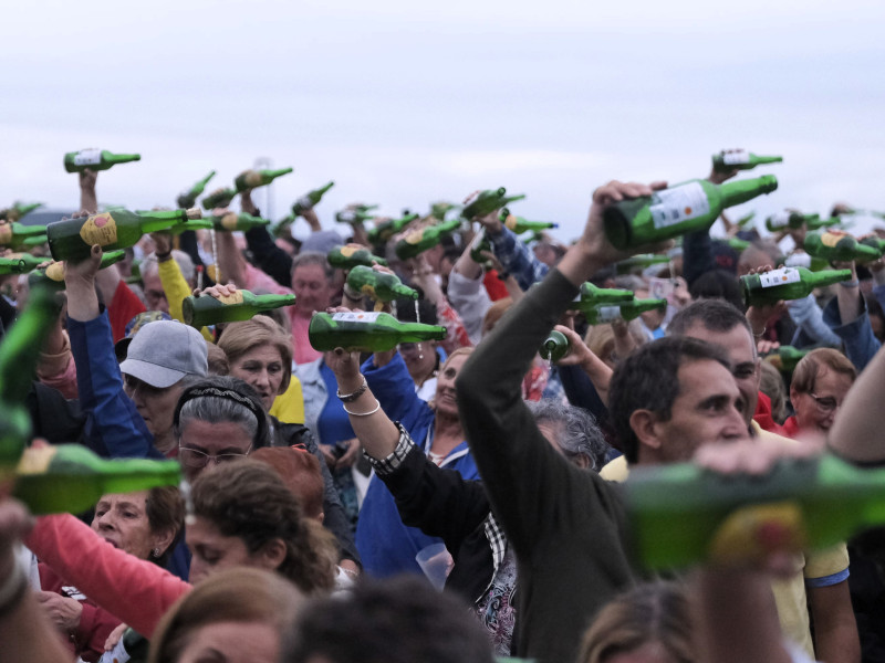 El mal tiempo impide batir en Gijón el récord de escanciado simultáneo de sidra