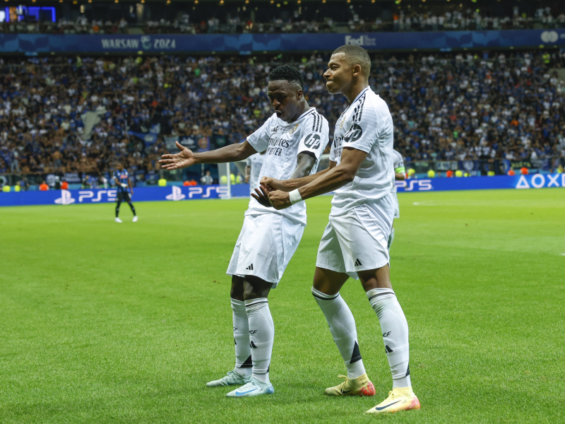 Kylian Mbappé celebra con Vinicius Jr. su gol durante la disputa de la Supercopa de Europa.