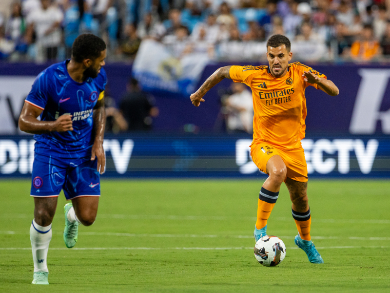 Dani Ceballos disputa el balón en un partido amistoso entre el Real Madrid y el Chelsea.