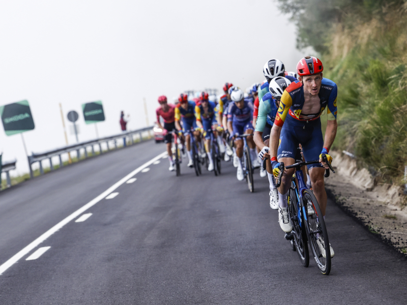 El pelotón ciclista durante la decimocuarta etapa de la Vuelta ciclista a España.