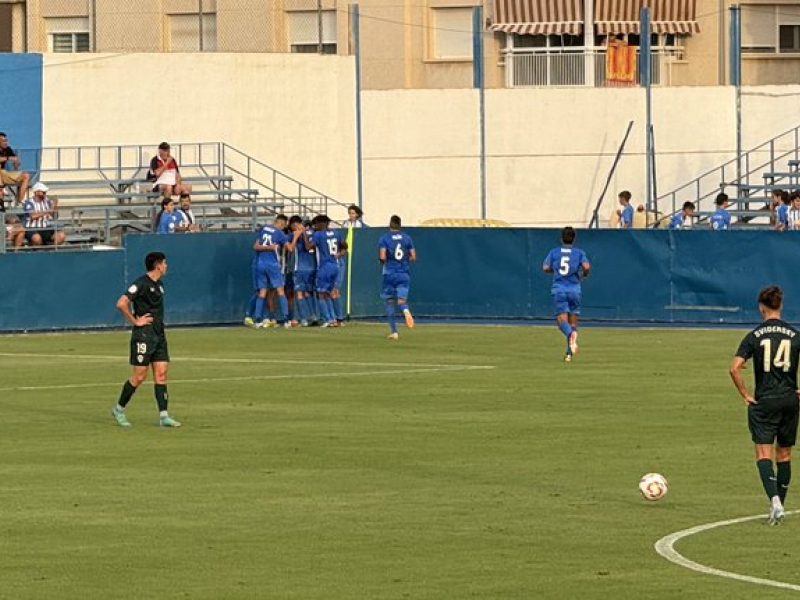 Joel Rodríguez y los jugadores del Águilas FC celebran el 1-0