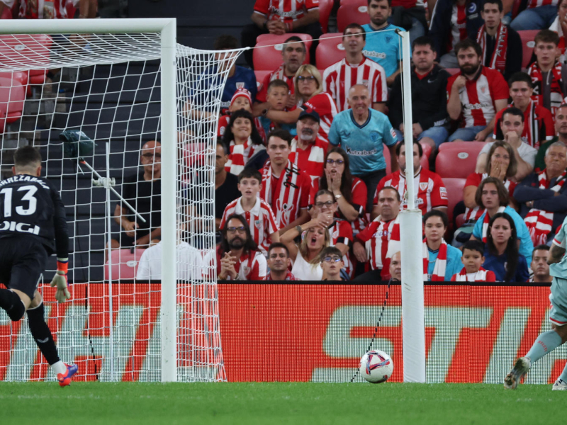 Correa bate a Agirrezabala para dar la victoria al Atlético.