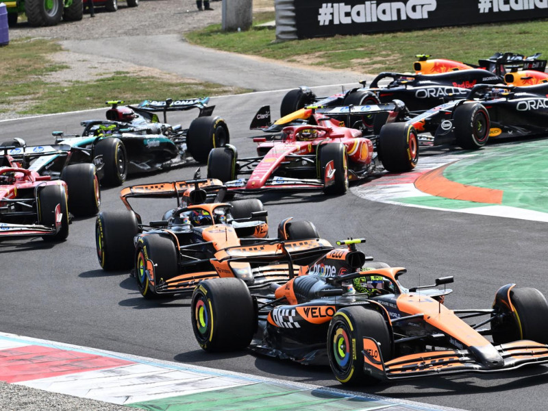 Monza (Włochy), 31.08.2024 r. - Kierowca McLarena Lando Norris z Wielkiej Brytanii (po prawej) prowadzi paczkę na początku Grand Prix Włoch Formuły 1, Monza, Włochy, 1 września 2024 r. (Formula Uno, Italia, Reino Unido) EFE/EPA/DANIEL DAL ZENNARO