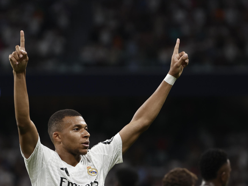 MADRID, 01/09/2024.- El delantero del Real Madrid Kylian Mbappé celebra su gol durante el partido de la cuarta jornada de LaLiga entre el Real Madrid y el Real Betis, este domingo en el estadio Santiago Bernabéu. EFE/Sergio Pérez