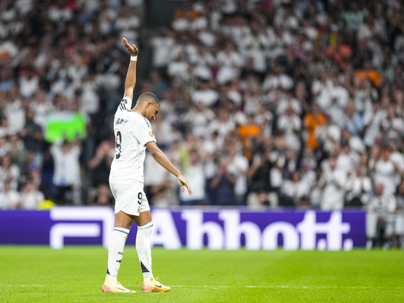 Kylian Mbappe hace un gesto a la grada del Santiago Bernabéu