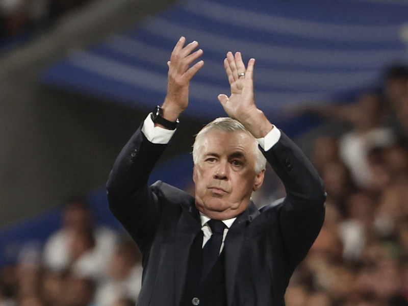 Carlo Ancelotti aplaude a sus jugadores tras ganar al Betis.