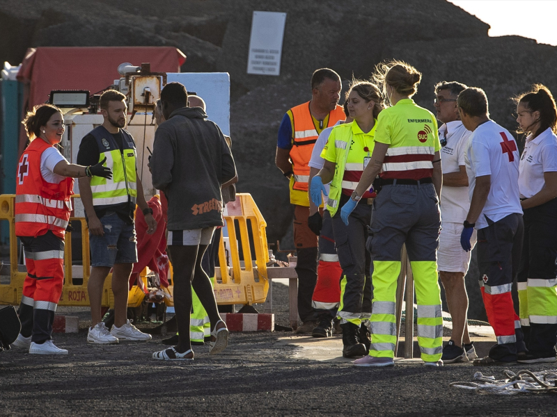 Los servicios sanitarios atienden a los migrantes llegados en cayuco, en el puerto de La Restinga