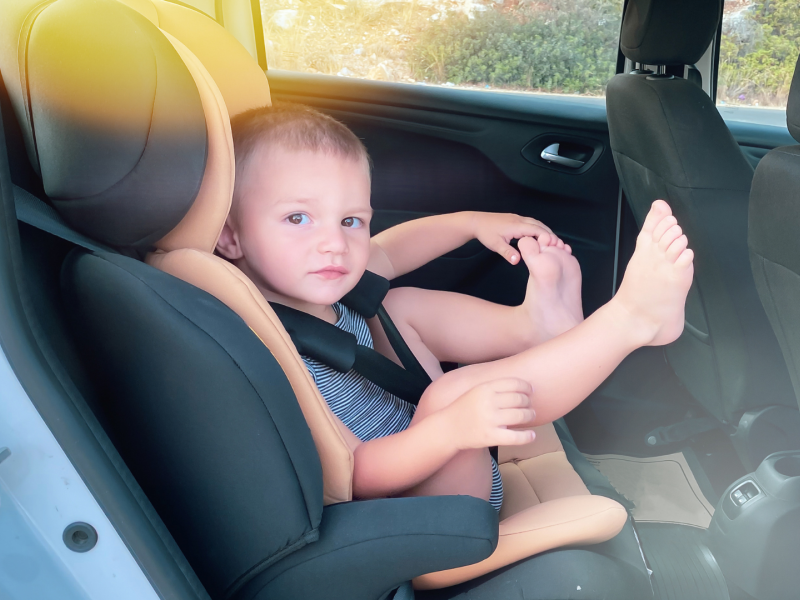 Un bebé en un coche con su silla