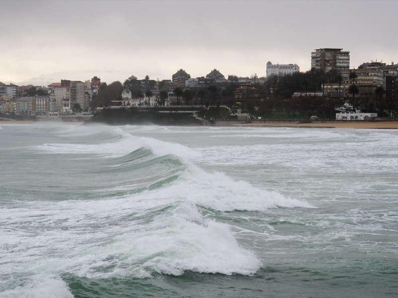 Vista del oleaje en el puerto de Santander