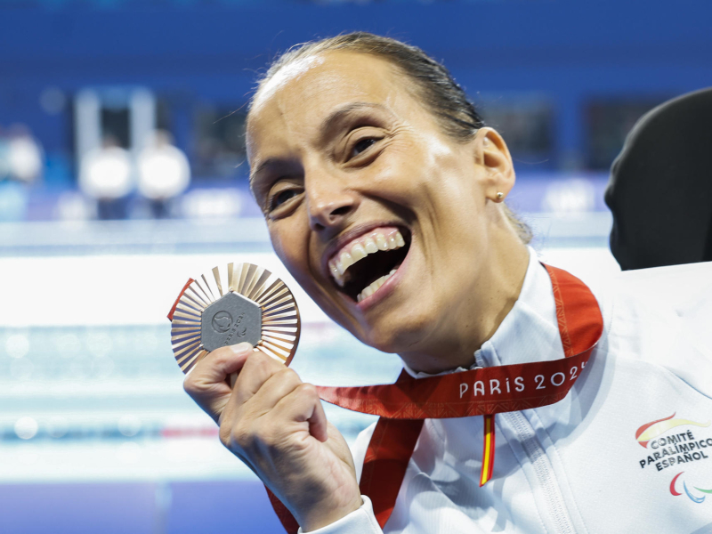 PARÍS, 31/08/2024.- La nadadora Teresa Perales celebra su medalla de bronce en los 50 metros espalda S2 Femenino de los Juegos Paralímpicos París 2024, este sábado en la capital francesa. EFE/ Javier Etxezarreta