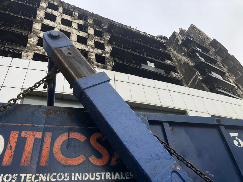 Desescombro del edificio calcinado de Campanar