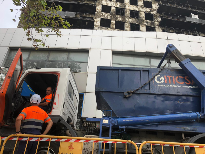 Desescombro del edificio calcinado de Campanar