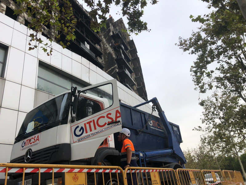 Desescombro del edificio calcinado de Campanar