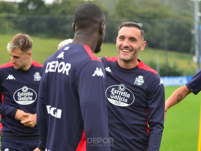 Lucas Pérez, en un entrenamiento con el Deportivo