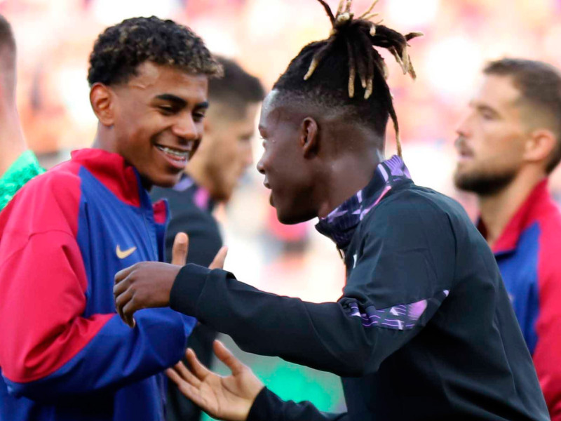 Nico Williams y Lamine Yamal se abrazan antes del Barcelona - Athletic, de LaLiga